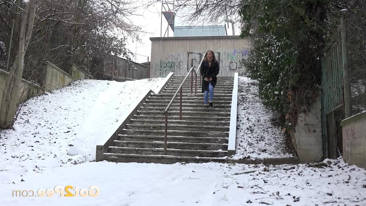 15P A garota baixinha Dafne mija no chão coberto de neve