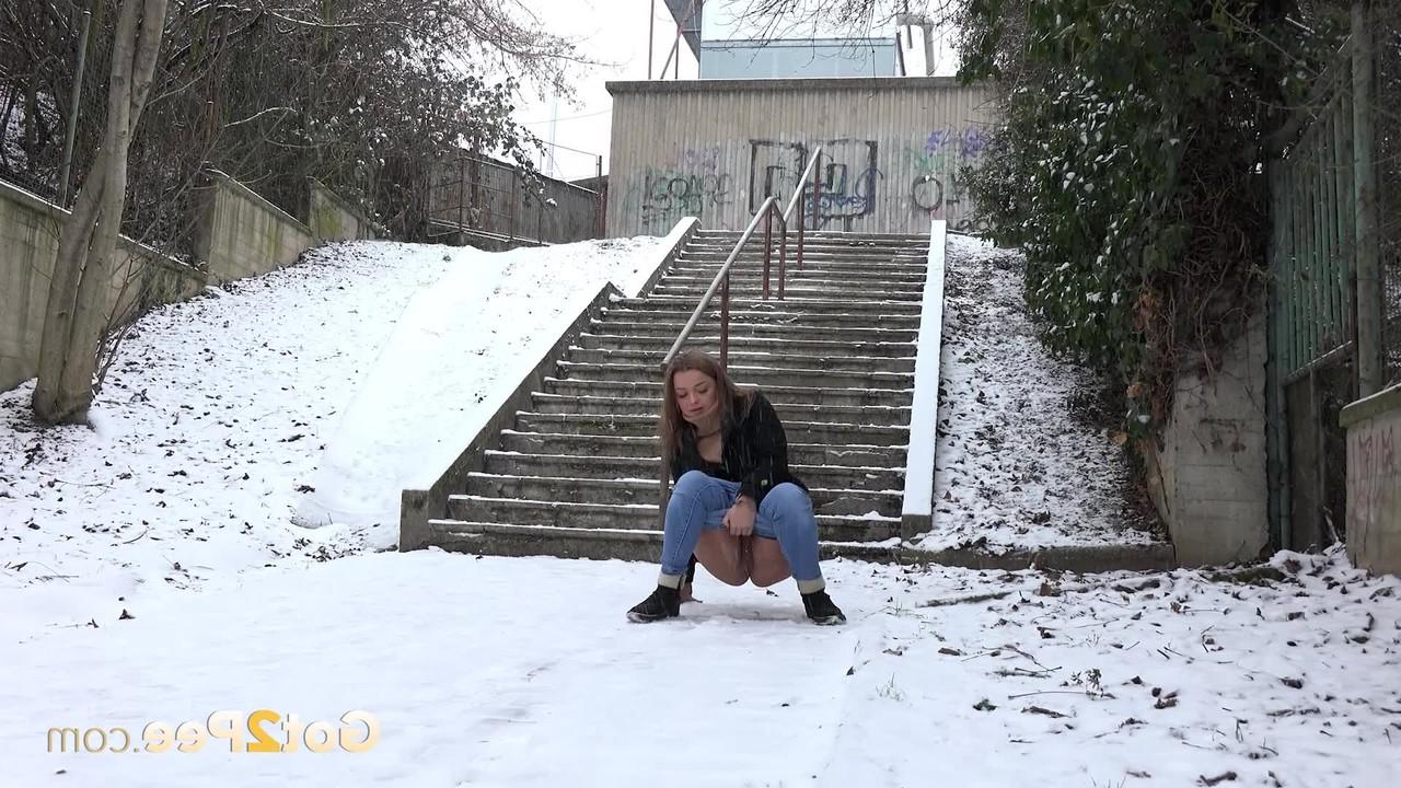15P A garota baixinha Dafne mija no chão coberto de neve