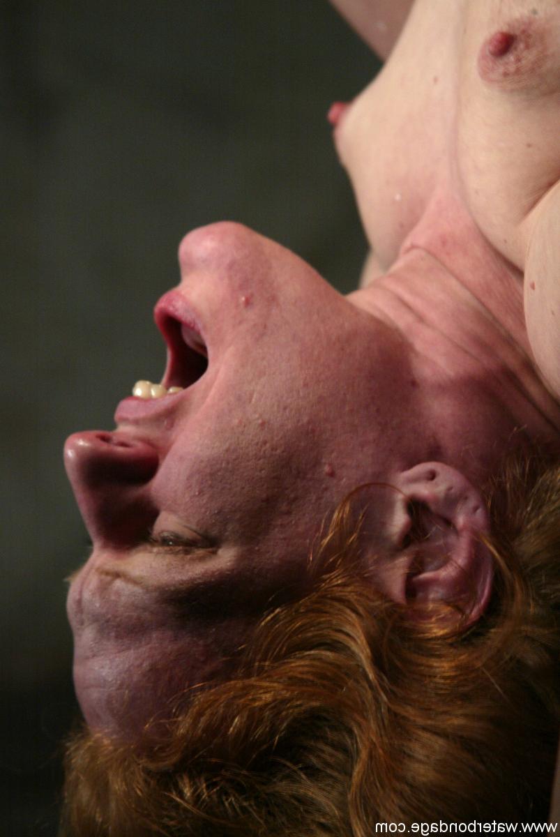 20P La flexible americana Sye Rena juguetea brutalmente con su coño perforado mientras está atada
