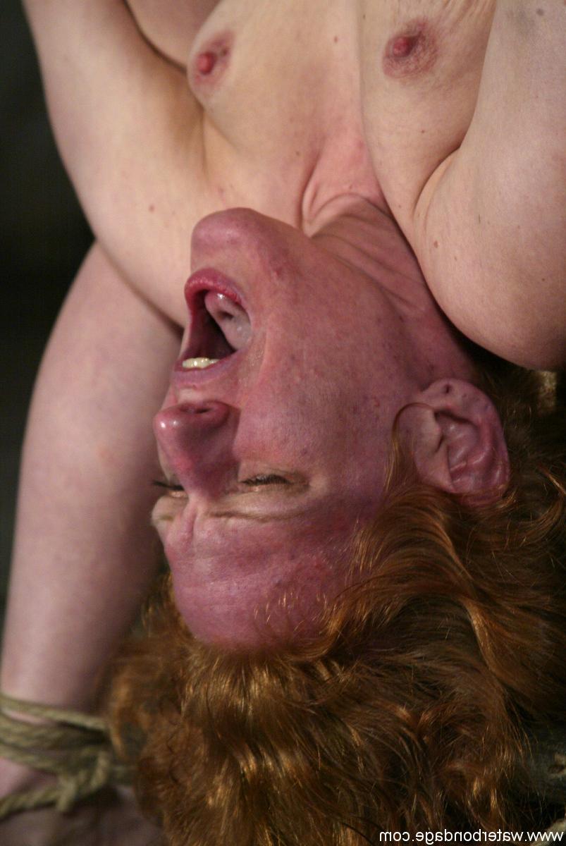 20P La flexible americana Sye Rena juguetea brutalmente con su coño perforado mientras está atada
