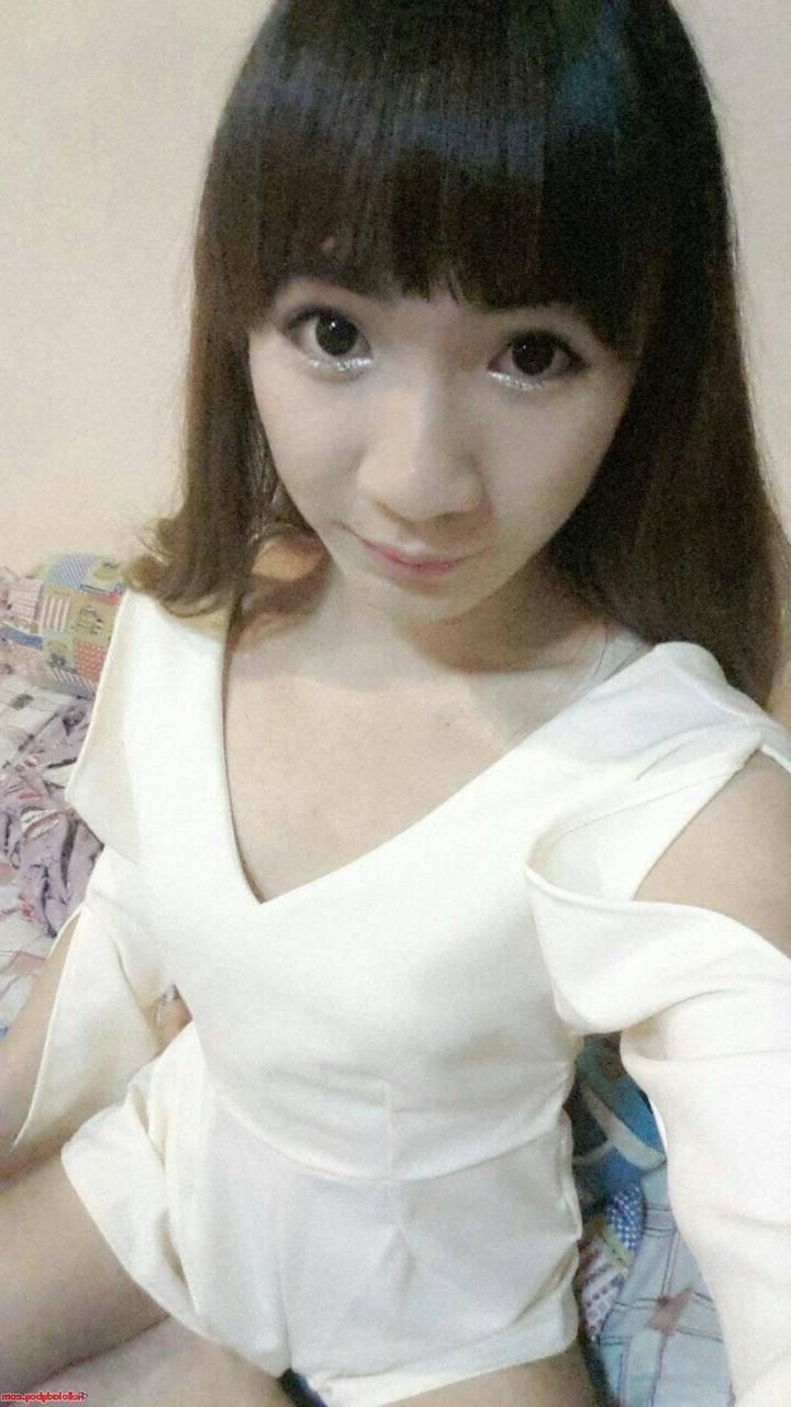 20P Cute Asian ladyboy Yuri enjoys posing in her hot solo compilation