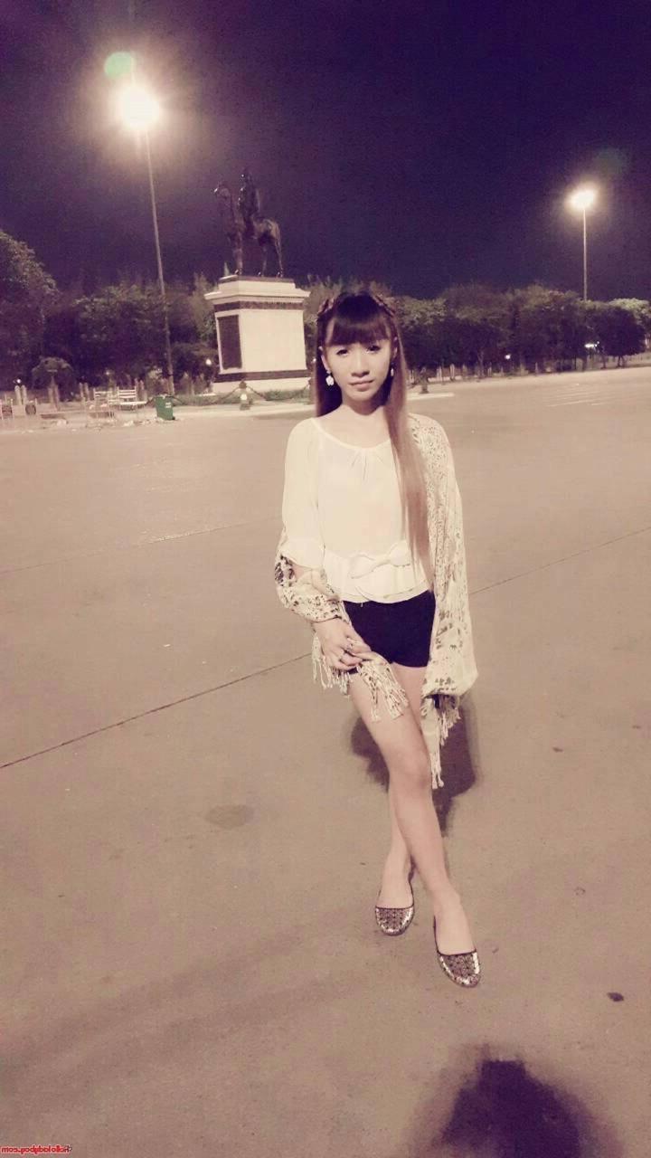 20P Cute Asian ladyboy Yuri enjoys posing in her hot solo compilation