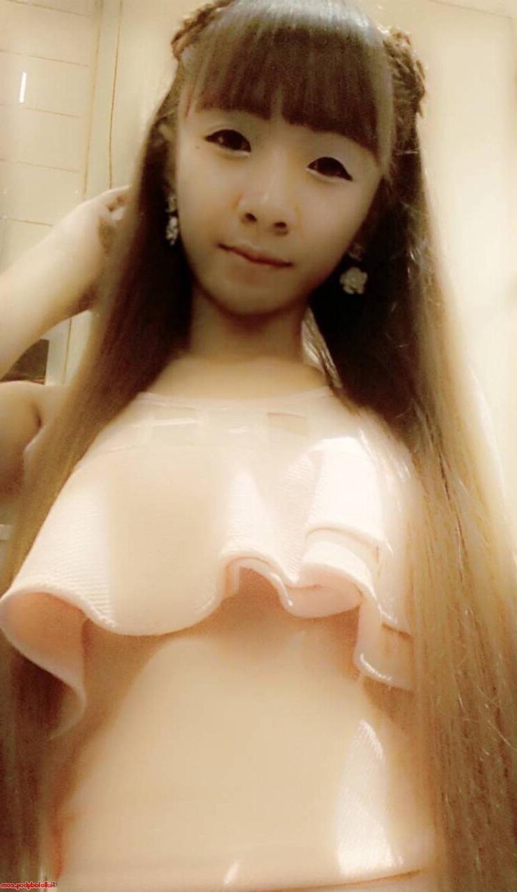 20P Cute Asian ladyboy Yuri enjoys posing in her hot solo compilation