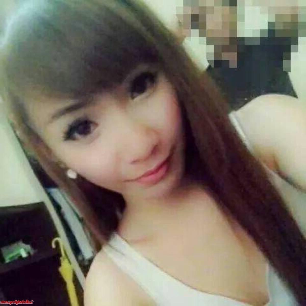20P Cute Asian ladyboy Yuri enjoys posing in her hot solo compilation