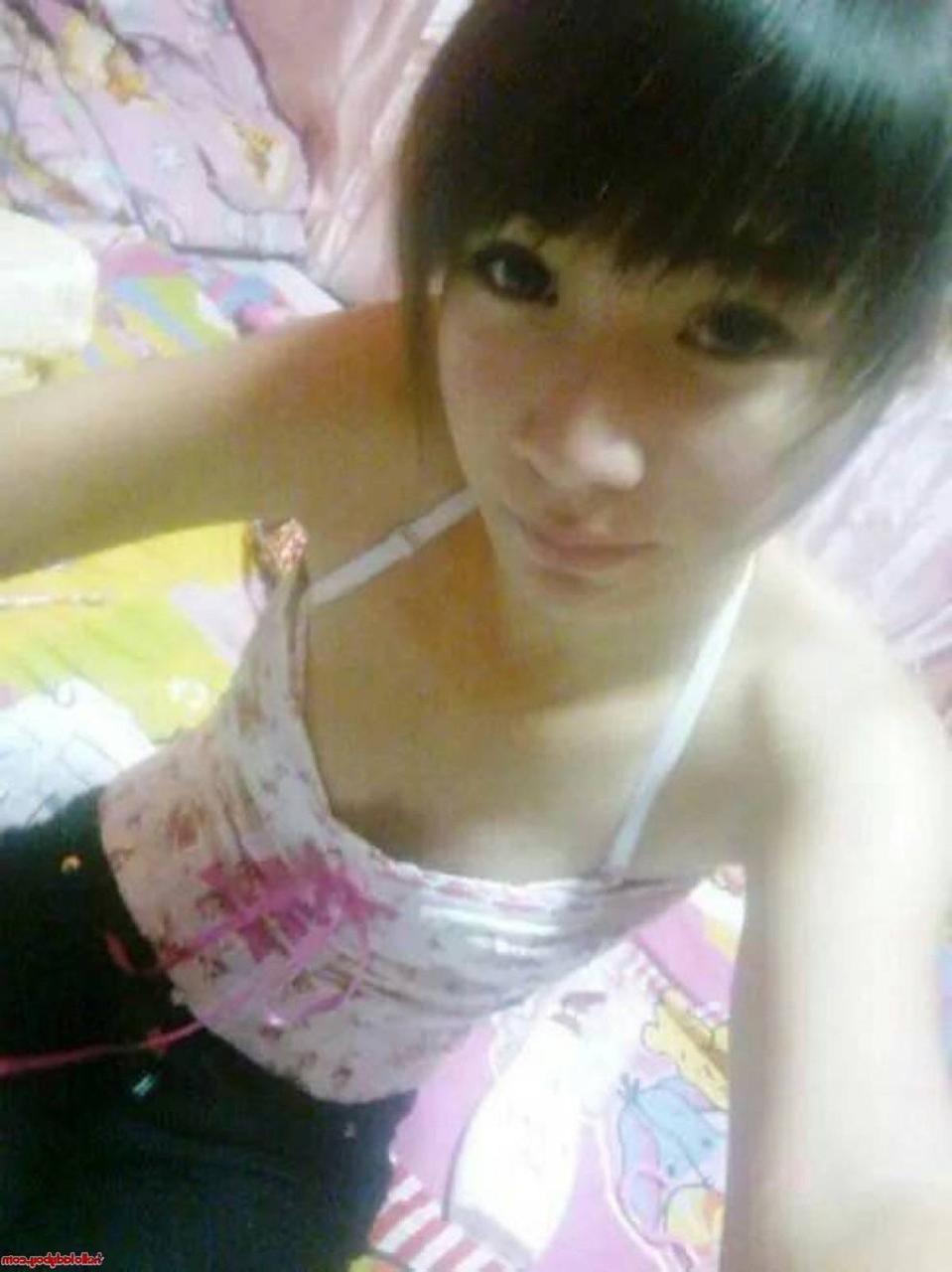 20P Cute Asian ladyboy Yuri enjoys posing in her hot solo compilation