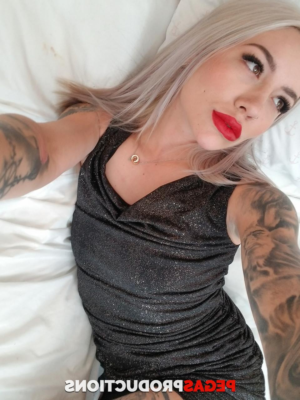 20P A loira com tinta Veronique Tinkler leva um pau na bunda antes de um creampie anal