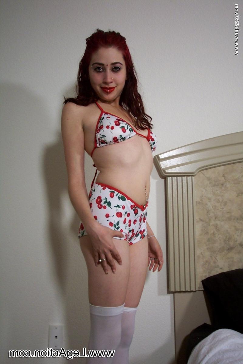 20P Slutty redheaded nympho Diam Lynne poses, strips and masturbates