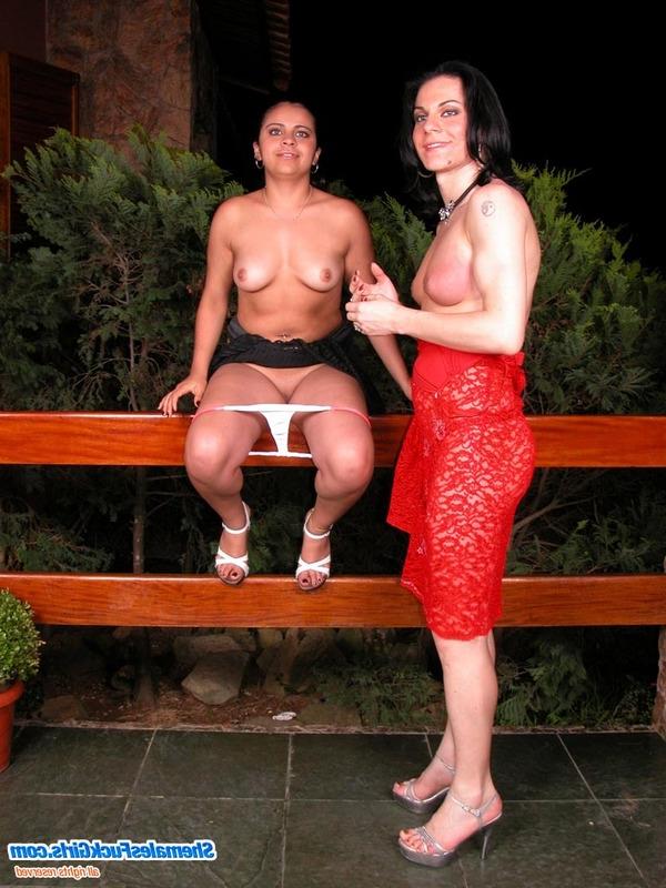 20P Transexuelles baisent des filles nues Photos porno