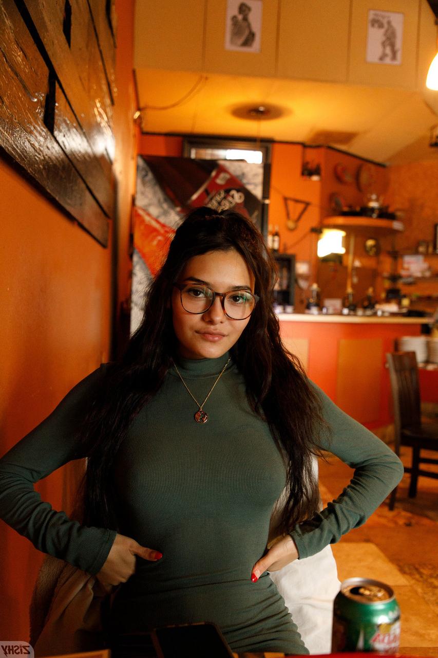 13P Das schöne türkische Babe Soledad Lomas zeigt ihr Höschen und ihre Titten