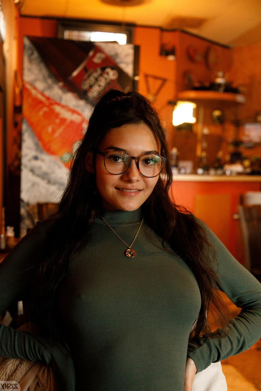 13P Das schöne türkische Babe Soledad Lomas zeigt ihr Höschen und ihre Titten