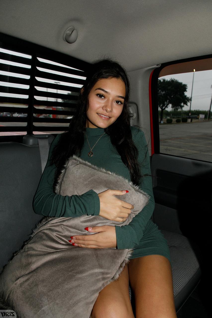 13P Das schöne türkische Babe Soledad Lomas zeigt ihr Höschen und ihre Titten