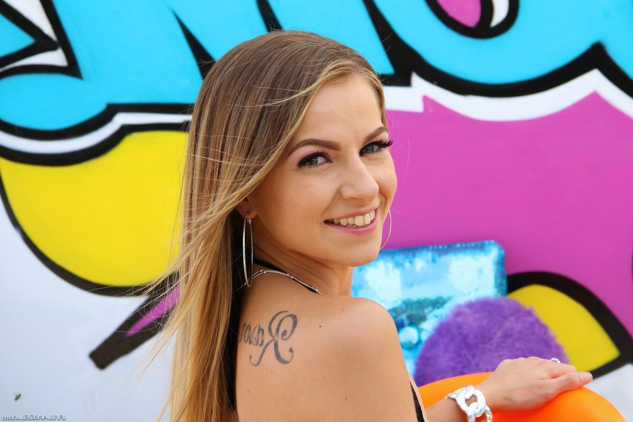 20P La dulce rubia Alana Summers abre su culo en un primer plano