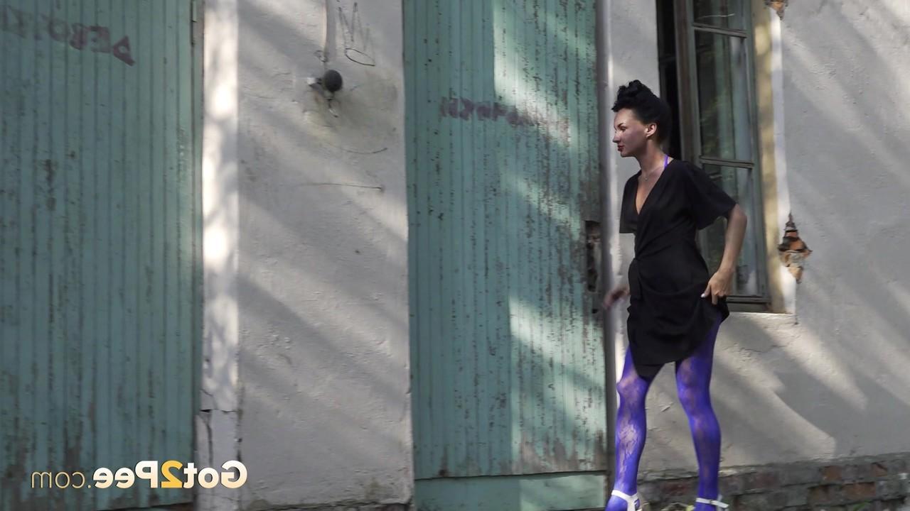 15P La brune flexible Gypsy Queen pisse devant un bâtiment abandonné