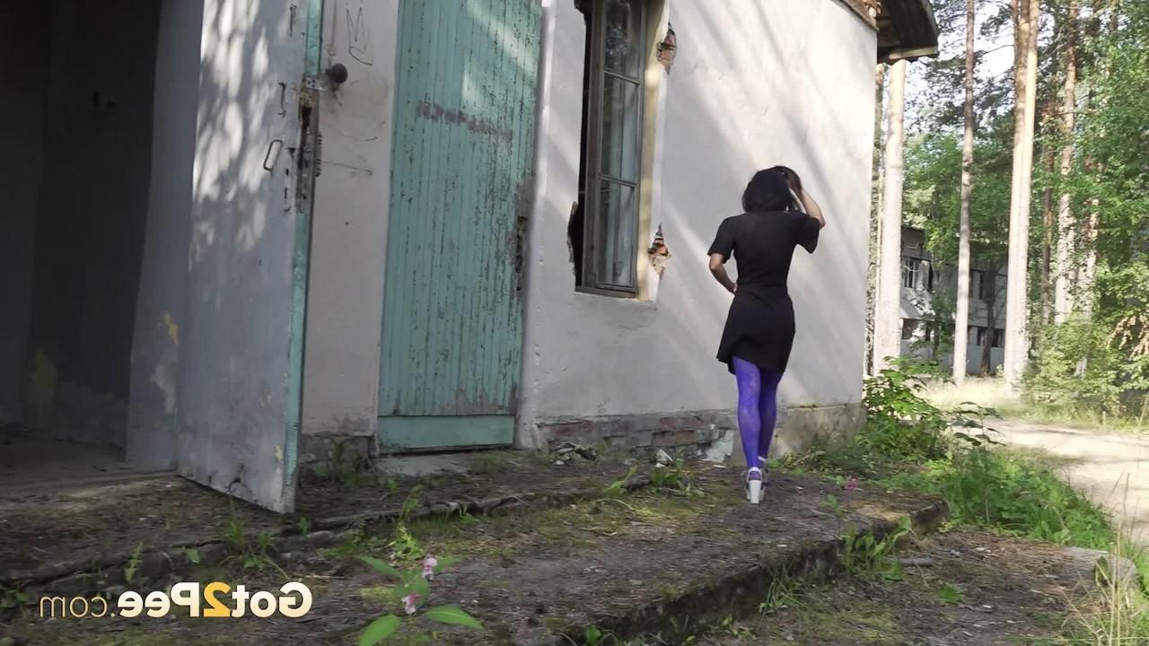 15P La brune flexible Gypsy Queen pisse devant un bâtiment abandonné