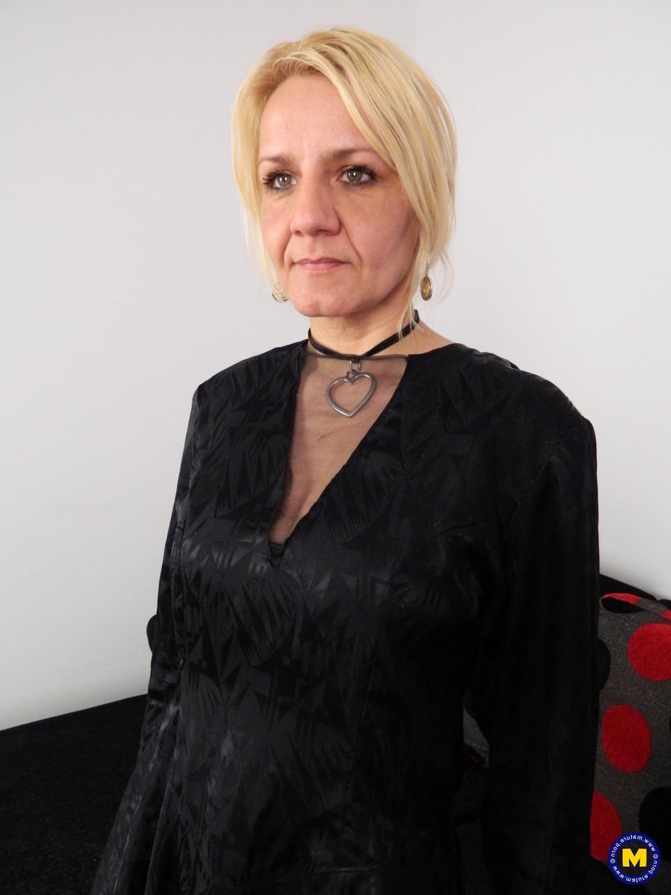 20P Ama de casa madura Evelyn dando placer a su hambriento coño afeitado con un consolador