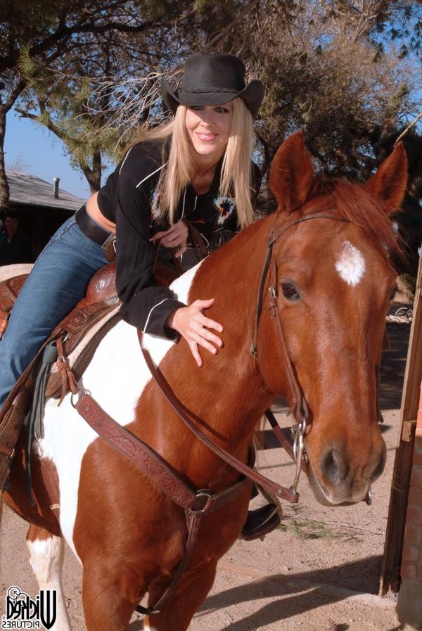 14P Sexy cowgirl madura Julia Ann revela seus peitos grandes enquanto anda a cavalo