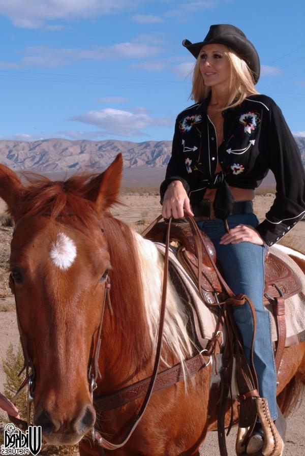 14P Sexy cowgirl madura Julia Ann revela seus peitos grandes enquanto anda a cavalo