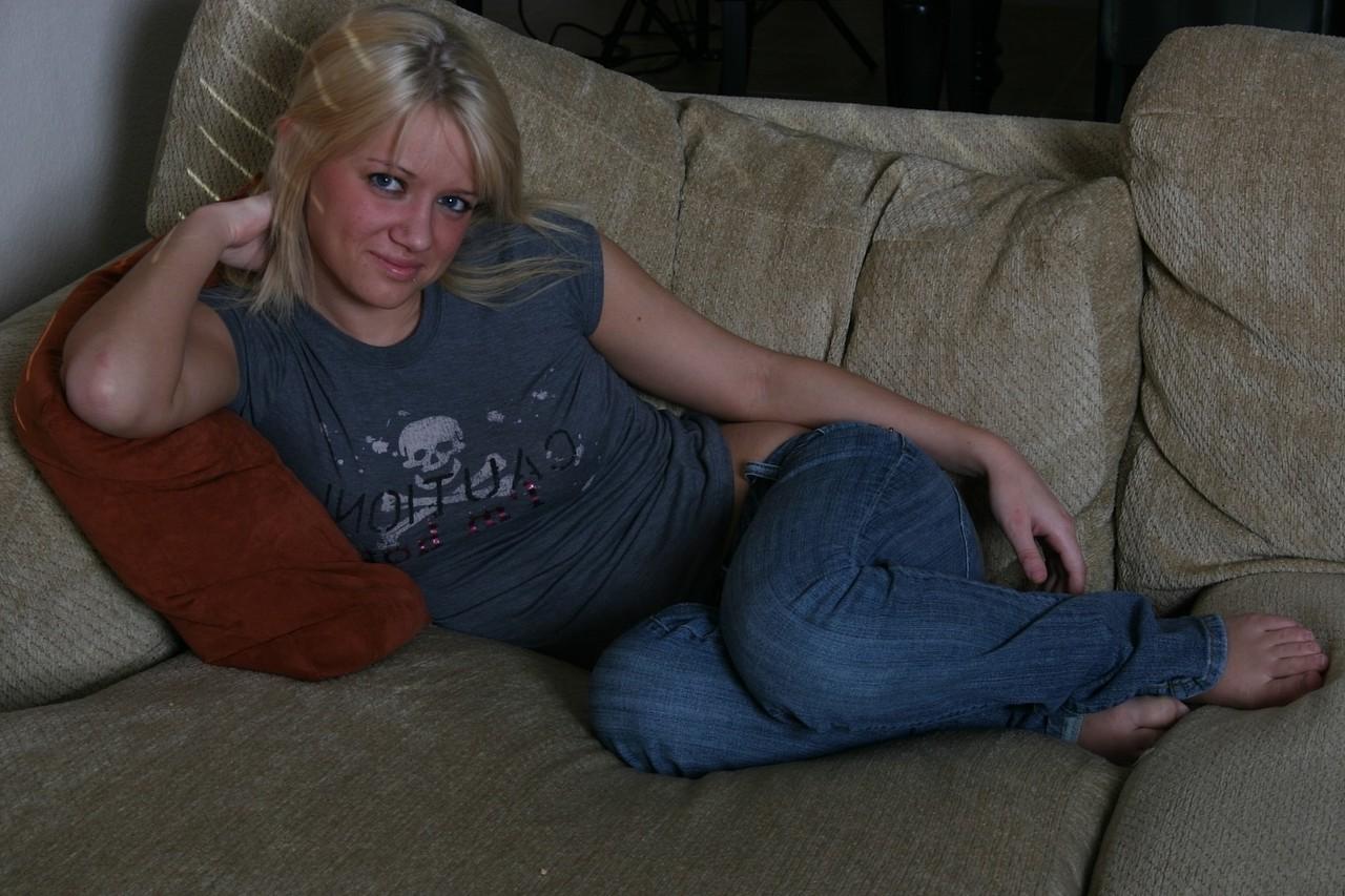 20P La joven amateur cachonda Dani se desnuda lentamente y muestra sus fenomenales curvas