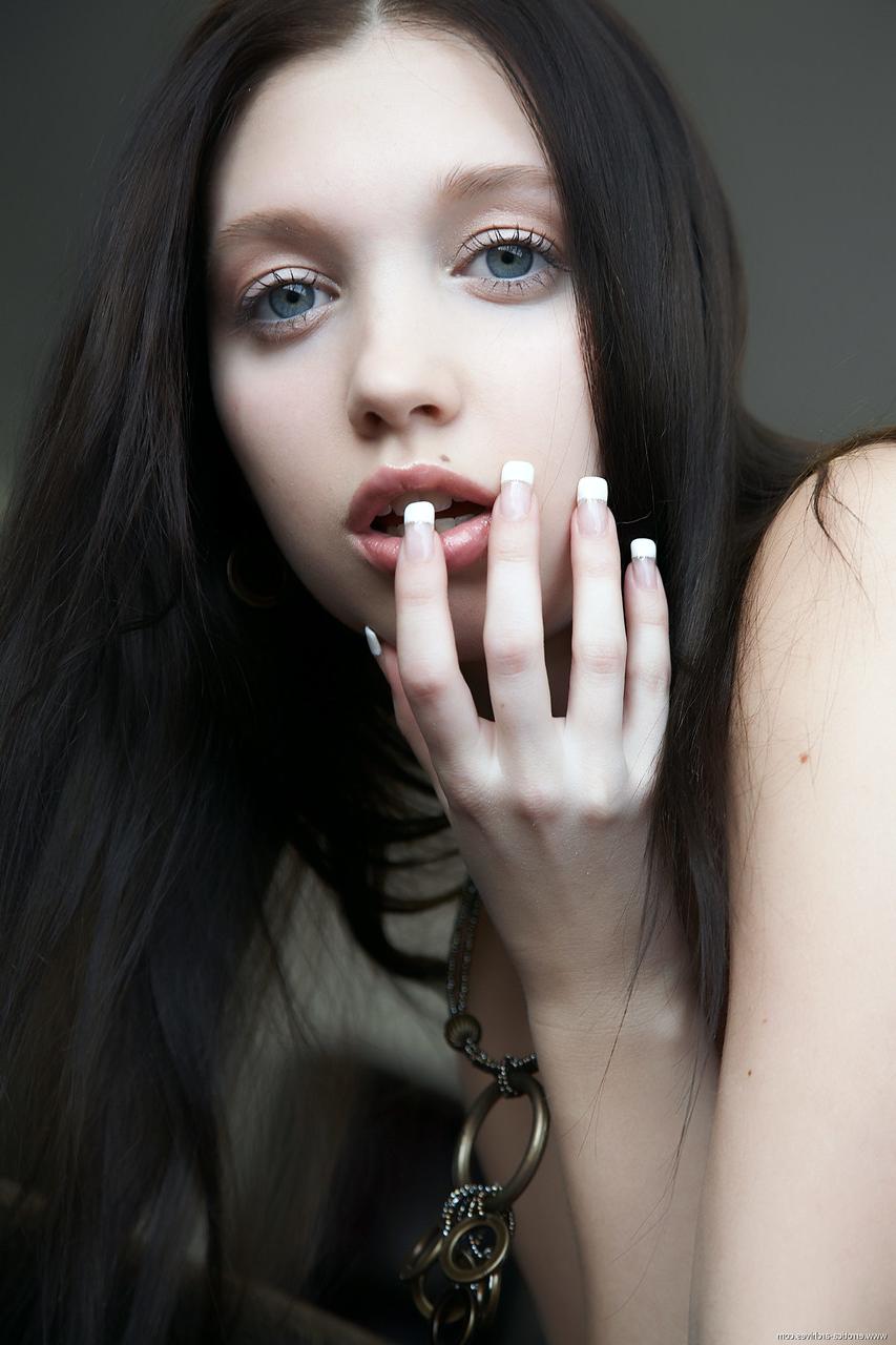 17P Adorable chica solitaria con piel clara y cabello oscuro modelos desnuda