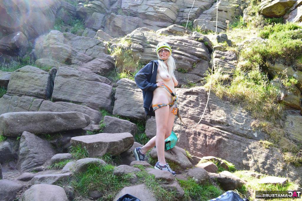 18P Loira amadora Barby Slut chupa um pau depois de um dia de escalada