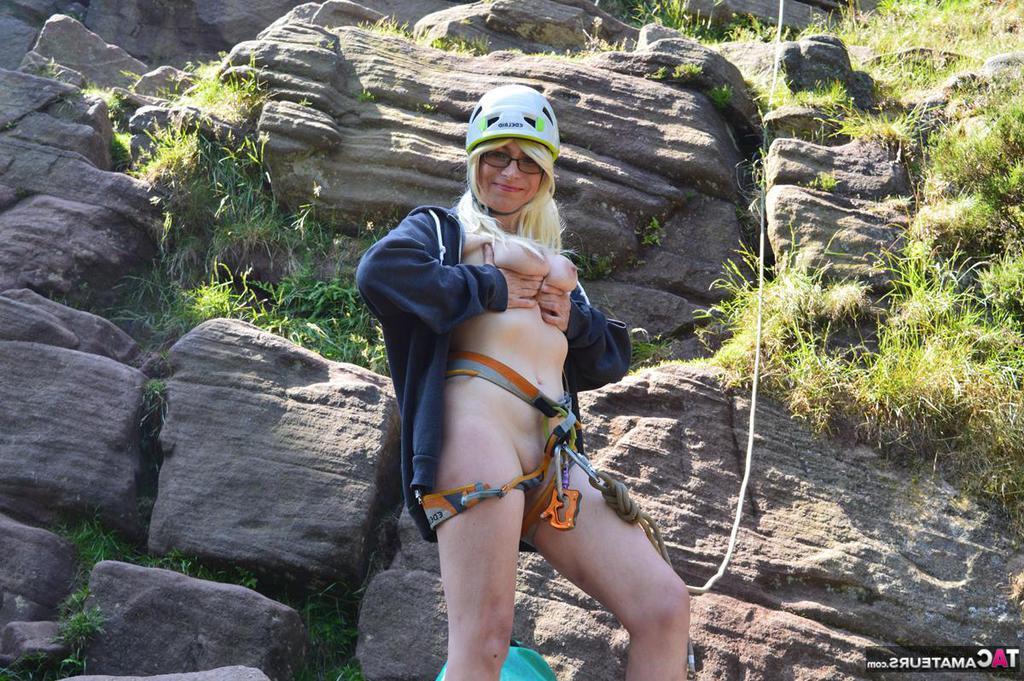 18P Loira amadora Barby Slut chupa um pau depois de um dia de escalada