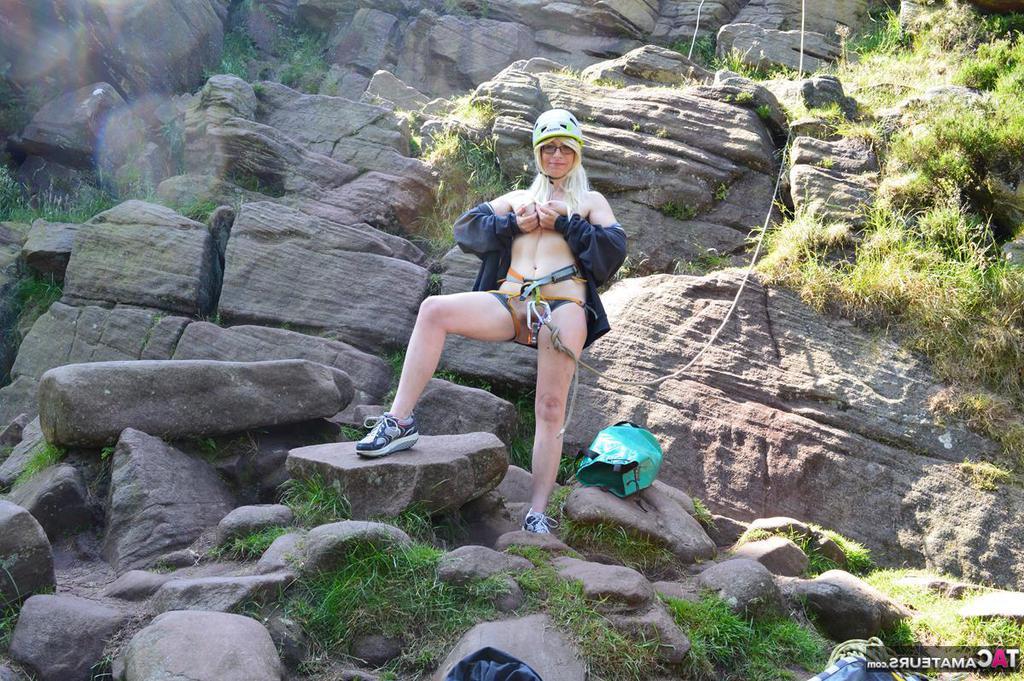 18P Loira amadora Barby Slut chupa um pau depois de um dia de escalada