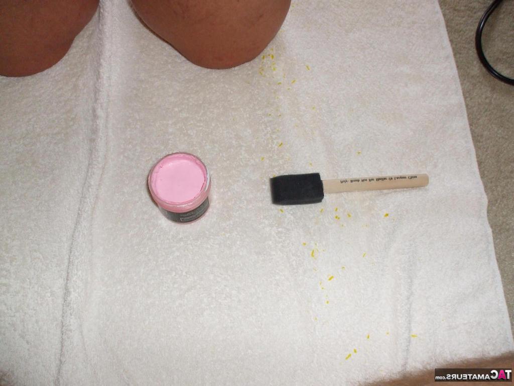 20P La mujer mayor desnuda Busty Bliss cubre sus grandes naturales con pintura corporal de látex