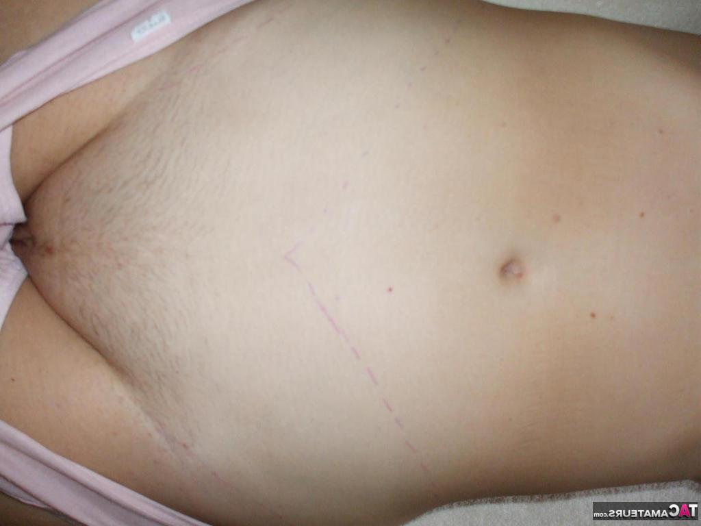 20P La mujer mayor desnuda Busty Bliss cubre sus grandes naturales con pintura corporal de látex