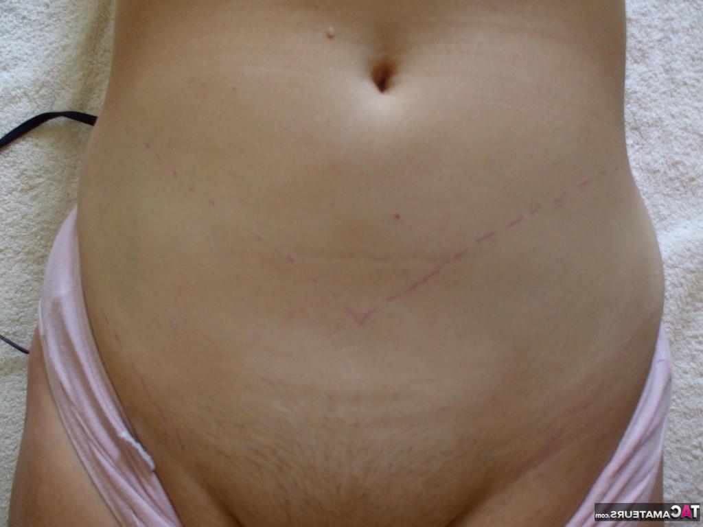 20P La mujer mayor desnuda Busty Bliss cubre sus grandes naturales con pintura corporal de látex