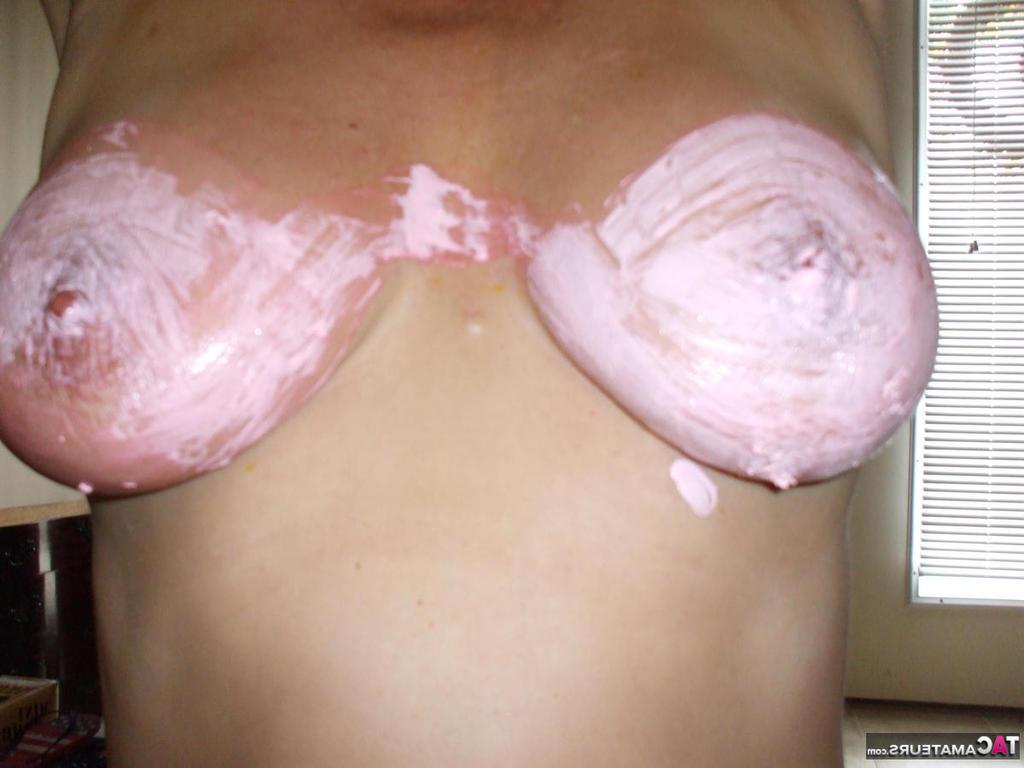 20P La mujer mayor desnuda Busty Bliss cubre sus grandes naturales con pintura corporal de látex