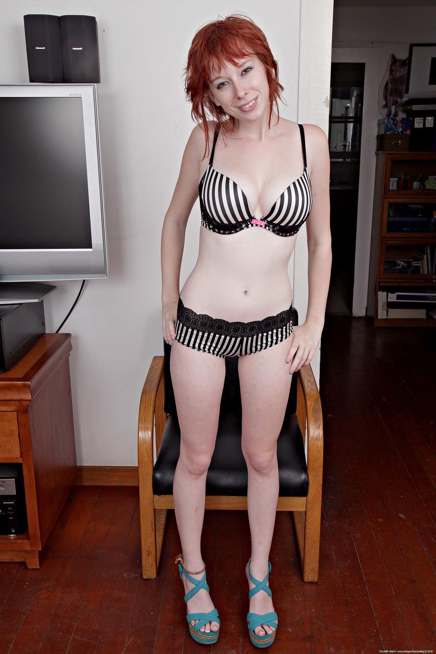 20P A ruiva sexy Zoey Nixon revela seus seios magníficos e lambe os dedos dos pés