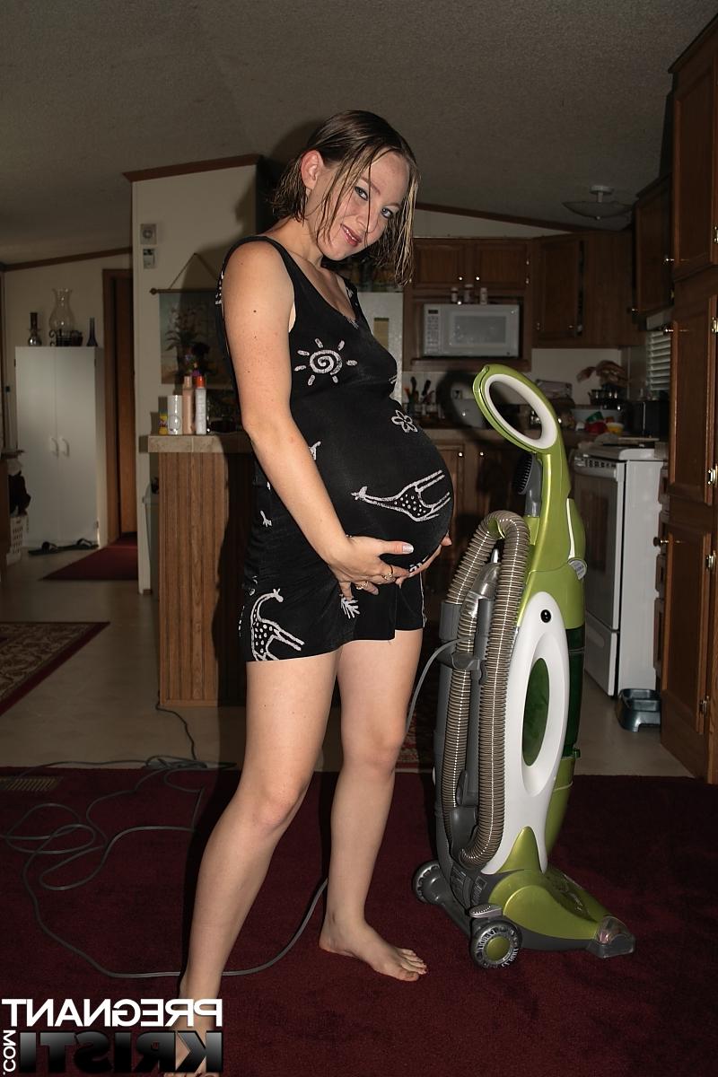 16P Une amatrice enceinte prend un aspirateur sur sa chatte excitée