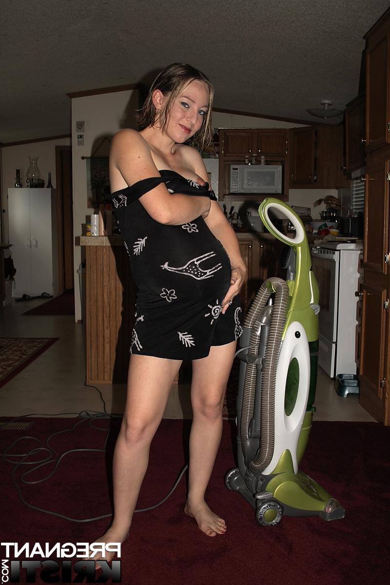 16P Une amatrice enceinte prend un aspirateur sur sa chatte excitée