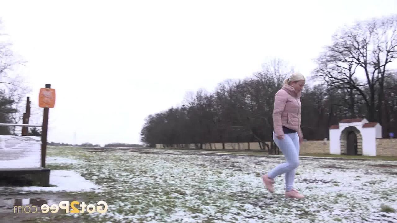 15P A loira Licky Lex faz xixi em um escorregador coberto de neve em um parque