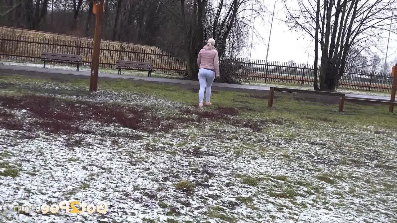 15P A loira Licky Lex faz xixi em um escorregador coberto de neve em um parque
