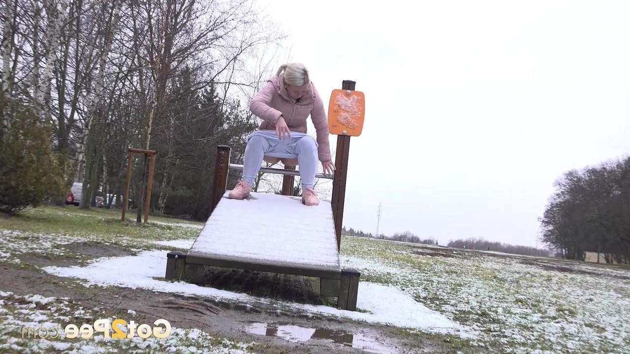 15P A loira Licky Lex faz xixi em um escorregador coberto de neve em um parque