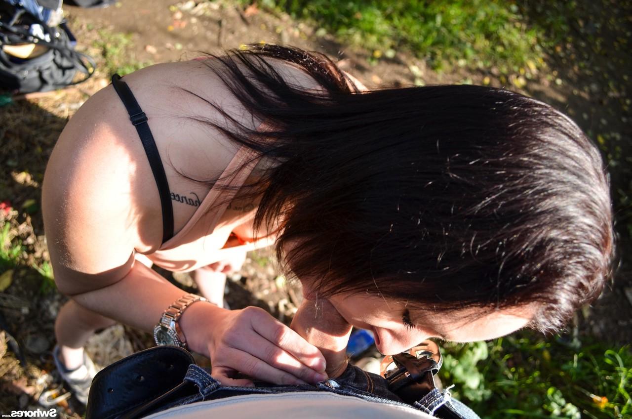 20P Die brünette Amateurin Cindy Q gibt einen öffentlichen Blowjob und fickt schamlos