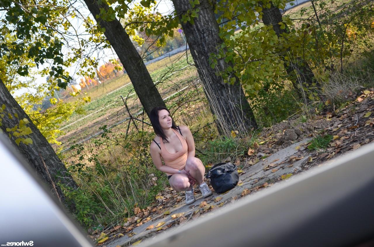 20P Die brünette Amateurin Cindy Q gibt einen öffentlichen Blowjob und fickt schamlos