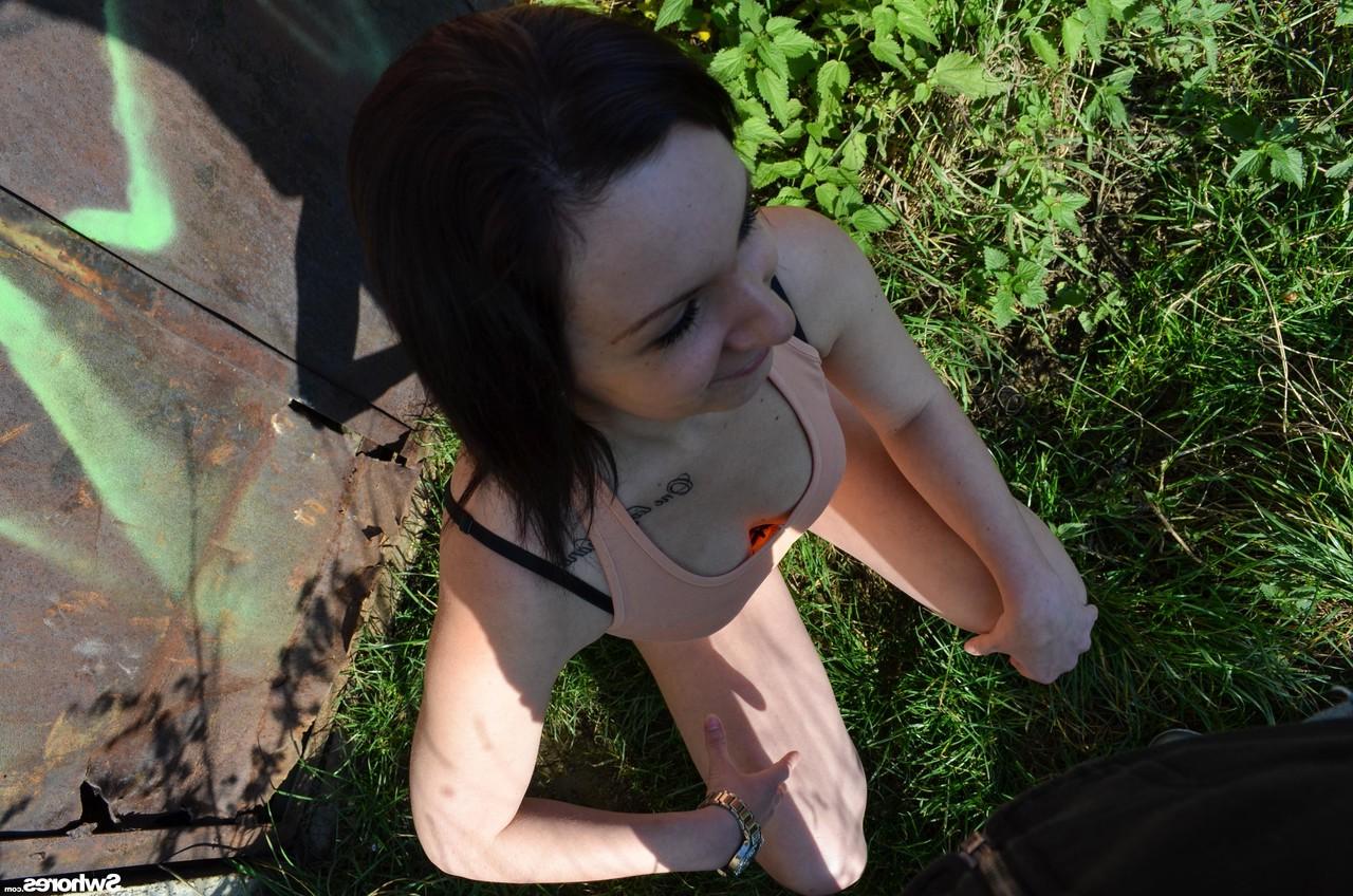 20P Die brünette Amateurin Cindy Q gibt einen öffentlichen Blowjob und fickt schamlos