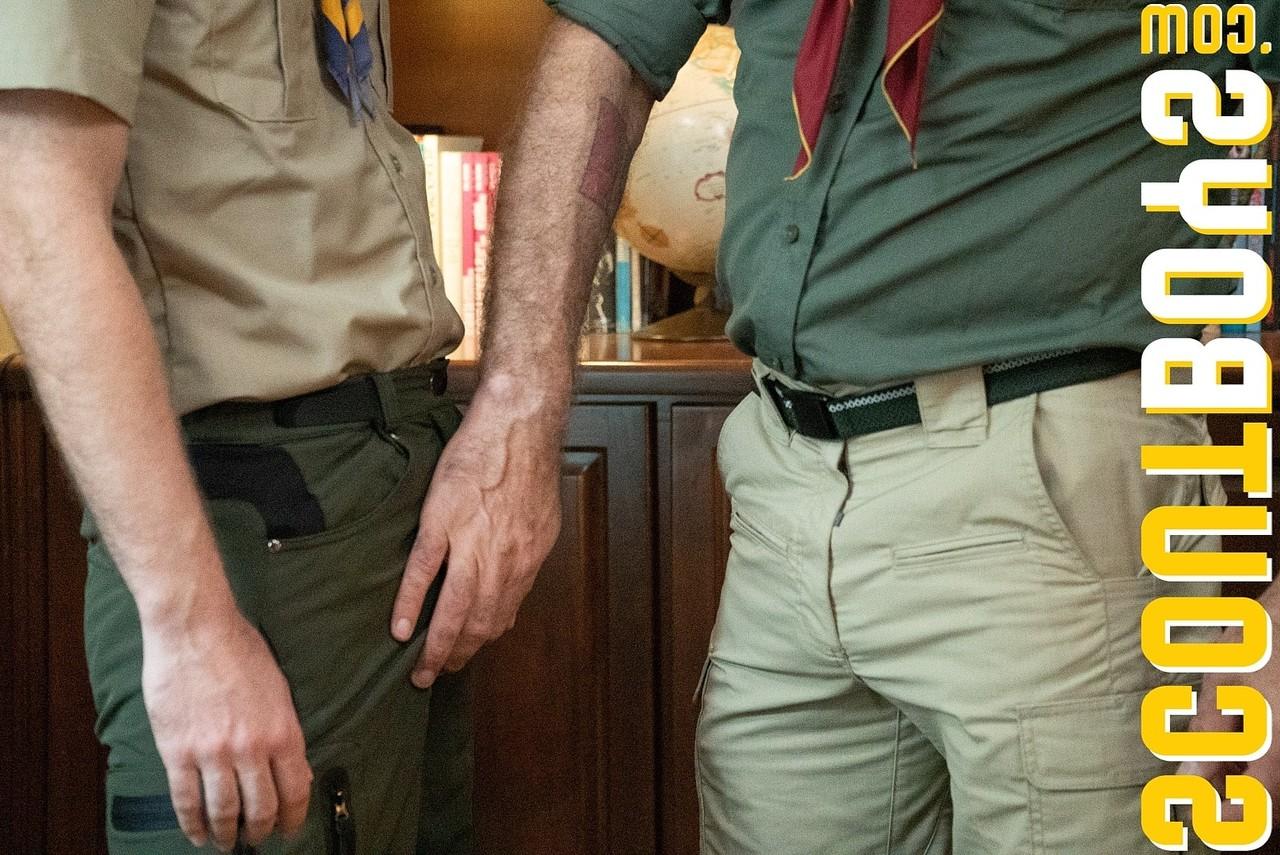 20P El cachondo barbudo gay Scoutmaster Kamp se desnuda y se folla al joven Scout Maxx