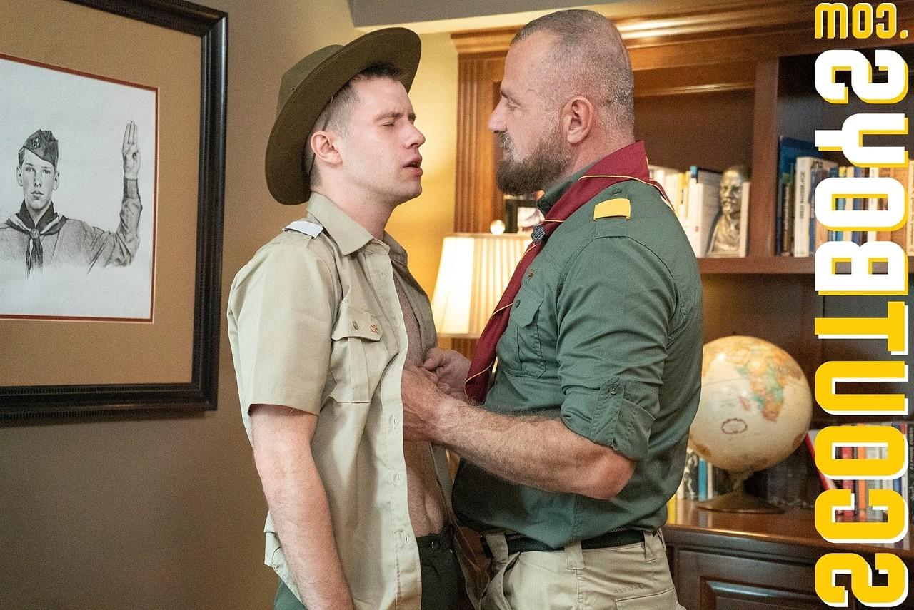 20P El cachondo barbudo gay Scoutmaster Kamp se desnuda y se folla al joven Scout Maxx