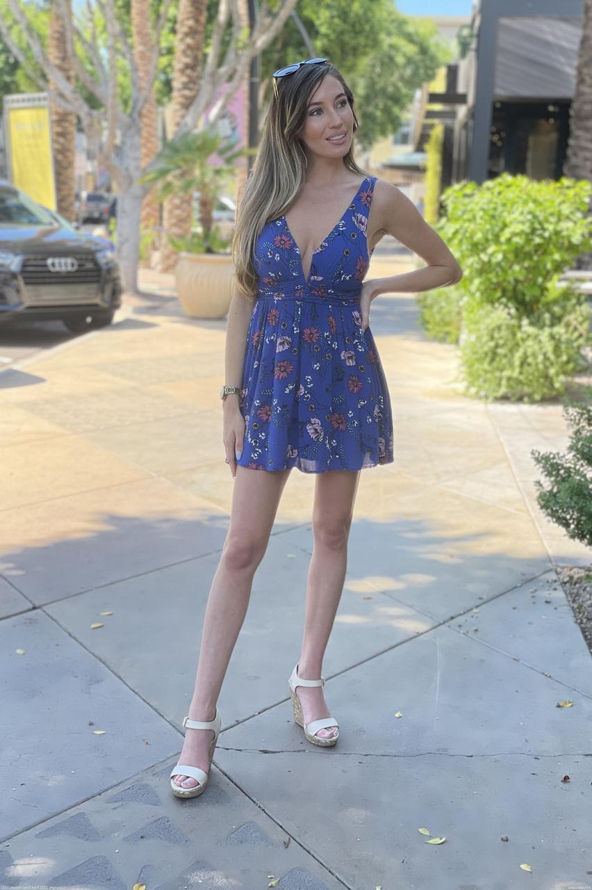 20P Cute amateur babe Raye posing in her sexy summer dress and wedges