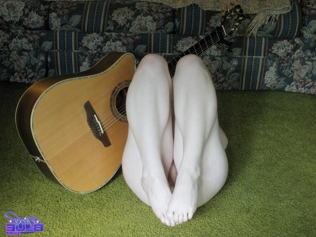 20P 19-year-old babe Nicki Blue posing nude with a guitar in her hands