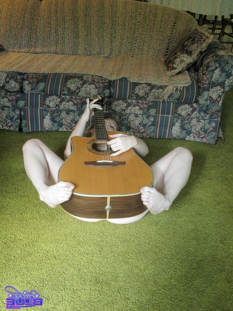 20P 19-year-old babe Nicki Blue posing nude with a guitar in her hands