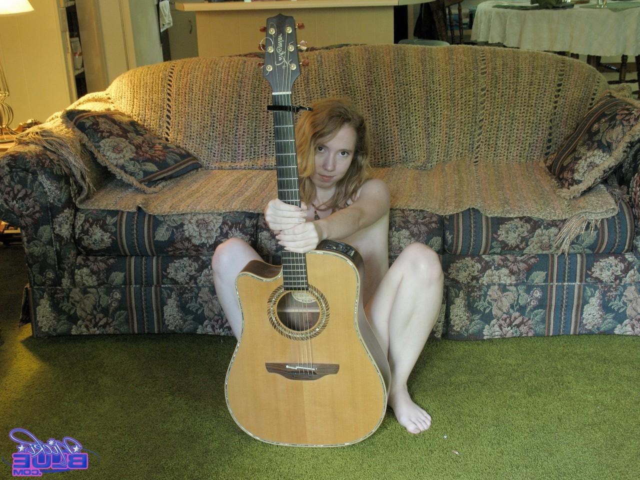 20P 19-year-old babe Nicki Blue posing nude with a guitar in her hands