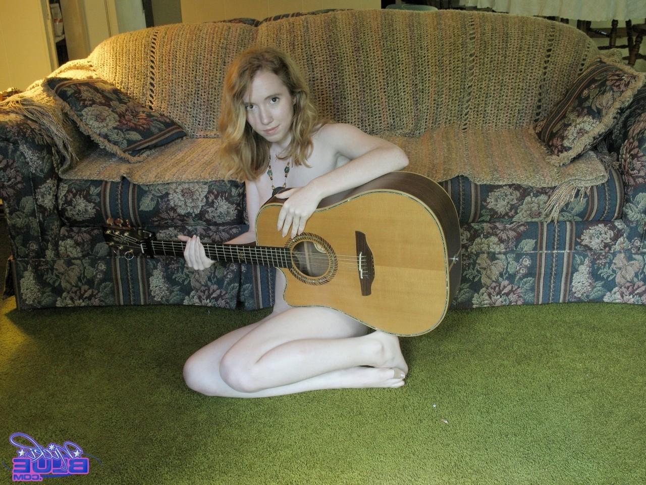 20P 19-year-old babe Nicki Blue posing nude with a guitar in her hands