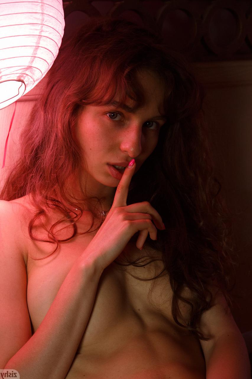 13P Petite babe amador Vivi Kuanas posando e tirando a roupa provocativamente