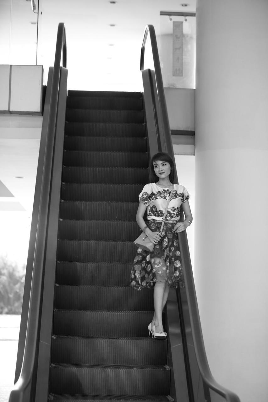 20P Lovely Asian lady Kim Mimi posing in her summer outfit in public