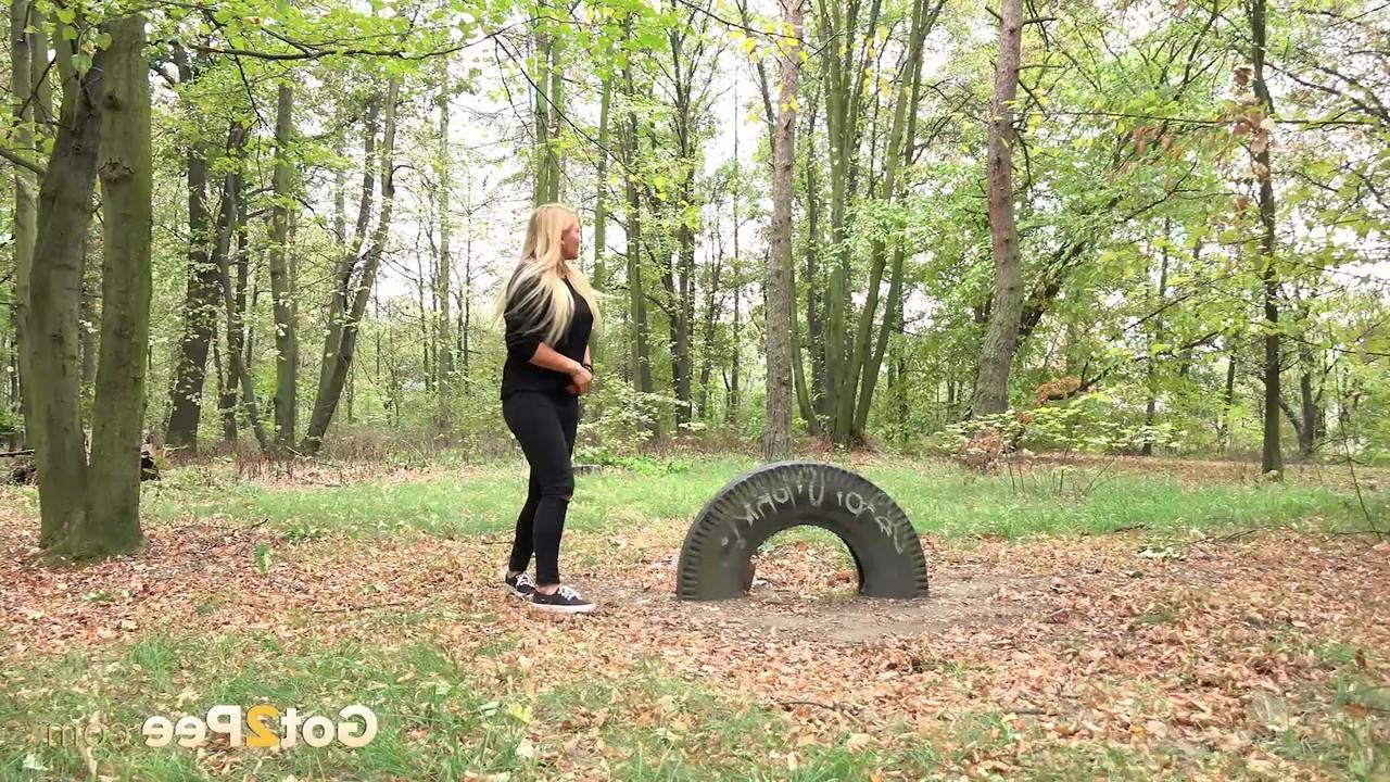 15P La blonde Jenna Lovely fait pipi sur un sol jonché de feuilles dans un parc.