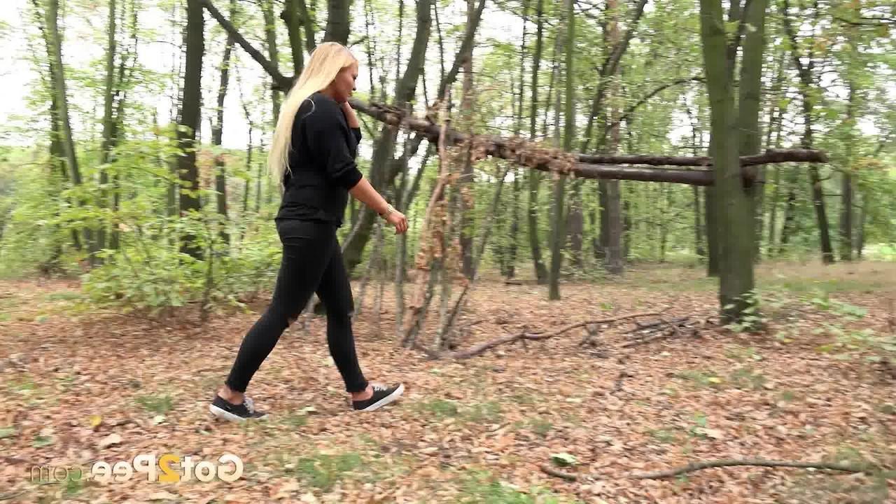 15P La blonde Jenna Lovely fait pipi sur un sol jonché de feuilles dans un parc.